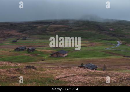 Alte Holzhütte auf der Seiser Alm in den Dolomiten in Südtirol, Italien, Europa Stockfoto