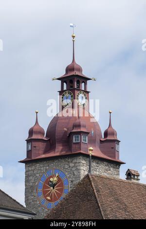 Blick auf den Uhrenturm und das Rathaus von Luzern in der Schweiz Stockfoto