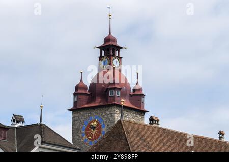 Blick auf den Uhrenturm und das Rathaus von Luzern in der Schweiz Stockfoto
