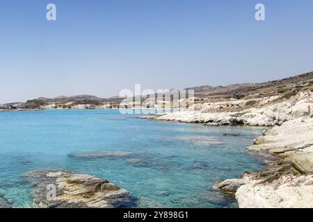 Boote im smaragdgrünen Wasser von Prassa in Kimolos, Griechenland, Europa Stockfoto