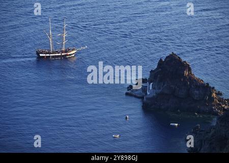 Ein Schiff, das in Santorin, Griechenland, Europa unterwegs ist Stockfoto