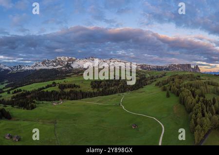 Panoramablick von der Seiser Alm zu den Dolomiten in Italien, Drohnenaufnahme Stockfoto