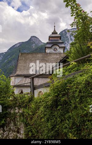 Blick auf die Pfarrkirche Mariä Himmelfahrt in Hallstatt, Österreich, Europa Stockfoto