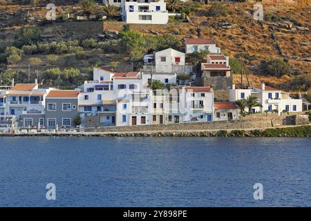 Vourkari ist ein traditionelles Dorf am Meer mit einem malerischen Hafen in Kea, Griechenland, Europa Stockfoto