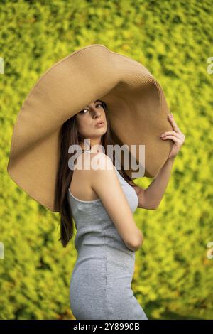 Junge schöne Frau mit großen Sommerhut Stockfoto