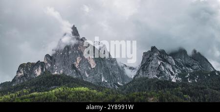 Panoramablick auf den Schlern auf der Seiser Alm in den Dolomiten in Südtirol, Italien, Europa Stockfoto