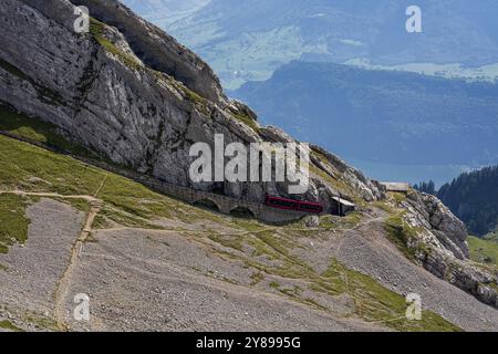 Pilatusbahn am Eingang zur Bergstation Pilatus Kulm in der Schweiz. Die Pilatusbahn ist die steilste Zahnradbahn der Welt Stockfoto