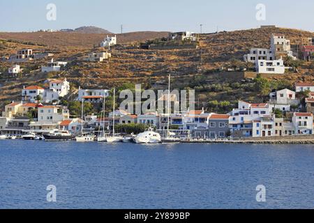 Vourkari ist ein traditionelles Dorf am Meer mit einem malerischen Hafen in Kea, Griechenland, Europa Stockfoto