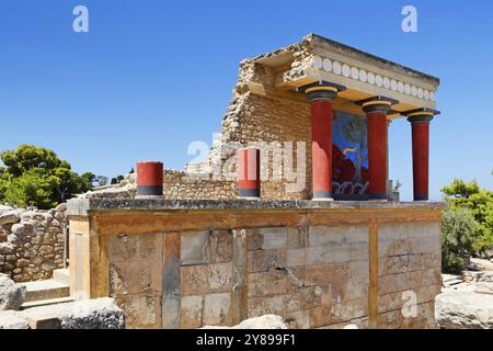 Der nördliche Eingang des Palastes mit dem Fresko der Stiere in Knossos auf Kreta, Griechenland, Europa Stockfoto