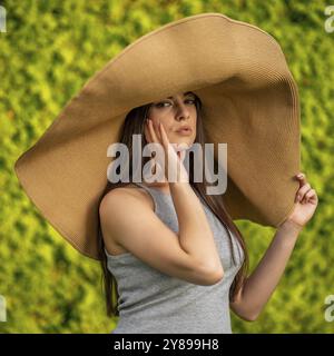 Junge schöne Frau mit großen Sommerhut Stockfoto