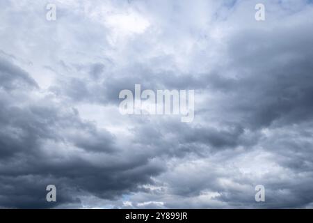 Dramatisch bewölkter Himmel im Sommer Stockfoto