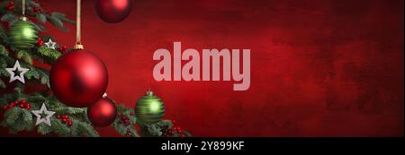 Rotes Weihnachtsbanner mit hängenden Kugeln und Sternen als Dekoration auf den Zweigen eines Tannenbaums. Schöne handgemachte Textur, Vignettiert und Stockfoto