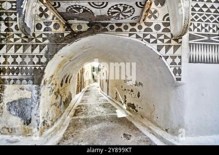 Traditionelle Häuser mit den berühmten geometrischen Kratzmustern im mittelalterlichen Mastixdorf Pyrgi auf der Insel Chios, Griechenland, Europa Stockfoto