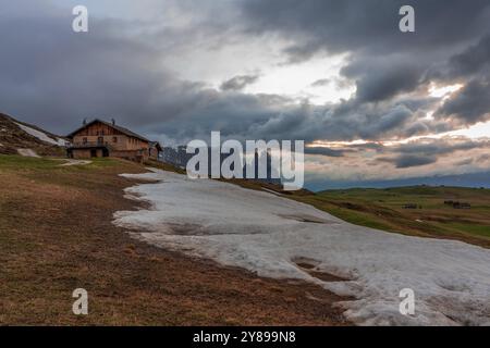 Panoramablick auf den Schlern von der Seiser Alm in den Dolomiten in Südtirol, Italien, Europa Stockfoto