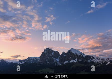 Panoramablick von der Seiser Alm zu den Dolomiten in Italien, Drohnenaufnahme Stockfoto