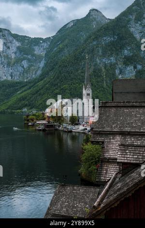 Panoramablick auf das Dorf Hallstatt am Hallstättersee in Österreich Stockfoto