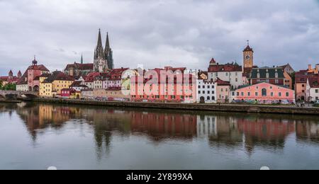 Panoramablick auf die Regensburger Altstadt an der Donau in Deutschland Stockfoto