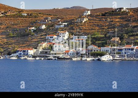 Vourkari ist ein traditionelles Dorf am Meer mit einem malerischen Hafen in Kea, Griechenland, Europa Stockfoto