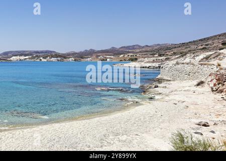 Boote im smaragdgrünen Wasser von Prassa in Kimolos, Griechenland, Europa Stockfoto