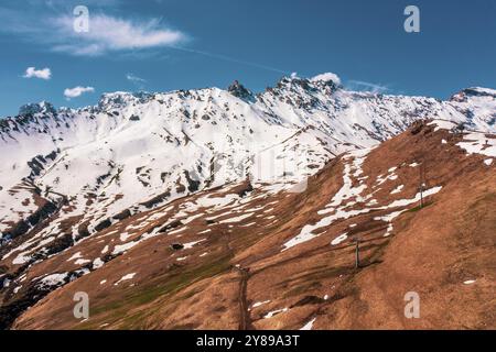 Panoramablick von der Seiser Alm zu den Dolomiten in Italien, Drohnenaufnahme Stockfoto