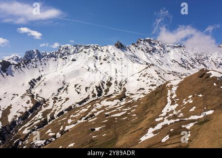 Panoramablick von der Seiser Alm zu den Dolomiten in Italien, Drohnenaufnahme Stockfoto