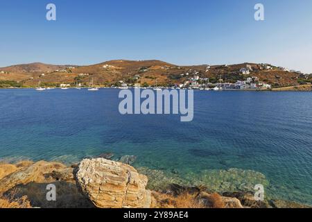 Vourkari ist ein traditionelles Dorf am Meer mit einem malerischen Hafen in Kea, Griechenland, Europa Stockfoto