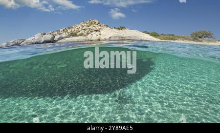 Der Grund eines exotischen Strandes mit halber Unterwassersicht Stockfoto