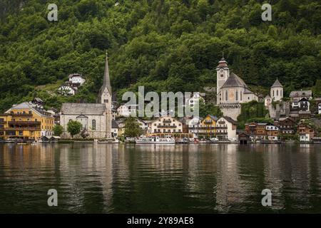 Panoramablick auf das Dorf Hallstatt am Hallstättersee in Österreich Stockfoto