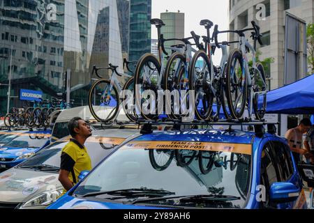 Kuala Lumpur, Malaysia. Oktober 2024. Ein Sportliebhaber sieht sich das Team dsm-firmenich PostNL Fahrräder während der 5. Etappe der Le Tour de Langkawi an. Le Tour de Langkawi 2024 ist eine Rennradbühne, die Teil der 2024 UCI ProSeries ist. Dies ist die 28. Ausgabe der Tour de Langkawi und findet vom 29. September bis 6. Oktober statt. Quelle: SOPA Images Limited/Alamy Live News Stockfoto