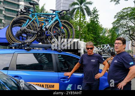 Kuala Lumpur, Malaysia. Oktober 2024. Das Astana Qazaqstan Team wurde mit ihren Fahrrädern vor der 5. Etappe der Le Tour de Langkawi gesehen. Le Tour de Langkawi 2024 ist eine Rennradbühne, die Teil der 2024 UCI ProSeries ist. Dies ist die 28. Ausgabe der Tour de Langkawi und findet vom 29. September bis 6. Oktober statt. Quelle: SOPA Images Limited/Alamy Live News Stockfoto