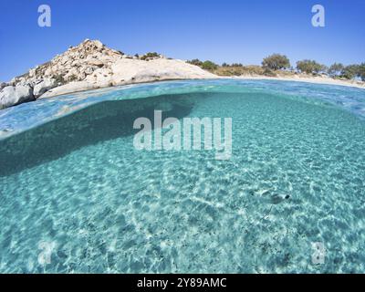 Der Grund eines exotischen Strandes mit halber Unterwassersicht Stockfoto
