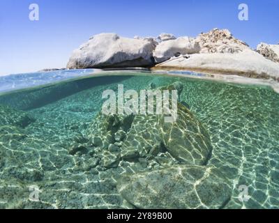 Der Grund eines exotischen Strandes mit halber Unterwassersicht Stockfoto