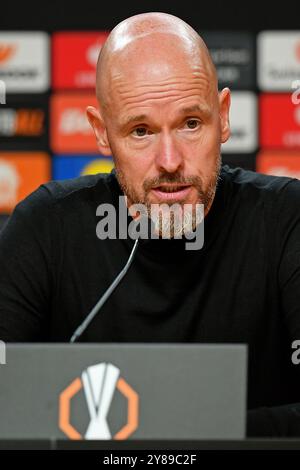 Porto, Portugal. Oktober 2024. Dragao Stadium, UEFA Europa League 2024/2025, FC Porto gegen Manchester United; Manchester United Trainer Erik Ten Hag spricht während der Pressekonferenz nach dem Spiel zwischen dem FC Porto und Manchester United für die zweite Runde der UEFA Europa League 2024/2025 am 3. Oktober 2024 im Dragao Stadium in Porto. Foto: Daniel Castro/DiaEsportivo/Alamy Live News Credit: DiaEsportivo/Alamy Live News Stockfoto