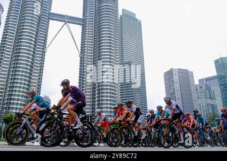 Kuala Lumpur, Malaysia. Oktober 2024. Peloton von Le Tour de Langkawi Radfahrer zu Beginn von Stage 5. Le Tour de Langkawi 2024 ist eine Rennradbühne, die Teil der 2024 UCI ProSeries ist. Dies ist die 28. Ausgabe der Tour de Langkawi und findet vom 29. September bis 6. Oktober statt. (Foto: Faris Hadziq/SOPA Images/SIPA USA) Credit: SIPA USA/Alamy Live News Stockfoto