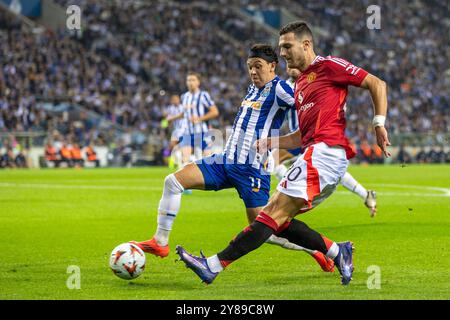 Diogo Dalot von Manchester United im Kampf gegen Pepê vom FC Porto während des Phase MD2-Spiels der UEFA Europa League 2024/25 zwischen dem FC Porto und Manchester United im Estadio do Dragao am 3. Oktober 2024 in Porto, Portugal. Stockfoto