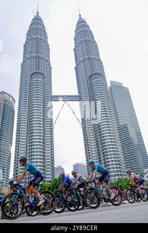 Kuala Lumpur, Malaysia. Oktober 2024. Peloton des Radfahrers Le Tour de Langkawi, der zu Beginn der 5. Etappe im KLCC gesehen wurde. Le Tour de Langkawi 2024 ist eine Rennradbühne, die Teil der 2024 UCI ProSeries ist. Dies ist die 28. Ausgabe der Tour de Langkawi und findet vom 29. September bis 6. Oktober statt. (Foto: Faris Hadziq/SOPA Images/SIPA USA) Credit: SIPA USA/Alamy Live News Stockfoto