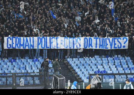 Rom, Latium. Oktober 2024. Lazio-Fans während der zweiten Qualifikationsrunde der Europa League - Spiel im zweiten Leg zwischen SS Lazio und OGC Nizza im Olympiastadion, Italien, 03. Oktober 2024. AllShotLive Credit: SIPA USA/Alamy Live News Stockfoto