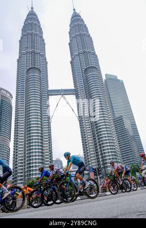 Kuala Lumpur, Malaysia. Oktober 2024. Peloton von Le Tour de Langkawi Radfahrer zu Beginn von Stage 5. Le Tour de Langkawi 2024 ist eine Rennradbühne, die Teil der 2024 UCI ProSeries ist. Dies ist die 28. Ausgabe der Tour de Langkawi und findet vom 29. September bis 6. Oktober statt. (Foto: Faris Hadziq/SOPA Images/SIPA USA) Credit: SIPA USA/Alamy Live News Stockfoto