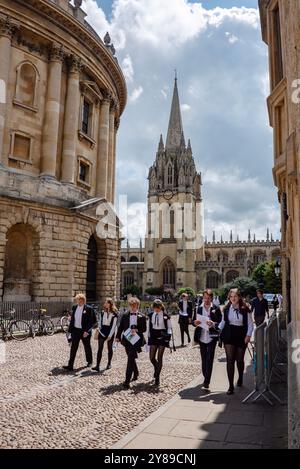 Die Studenten laufen nach Abschluss ihrer Universitätsexamen durch den Radcliffe Square, Oxford Stockfoto