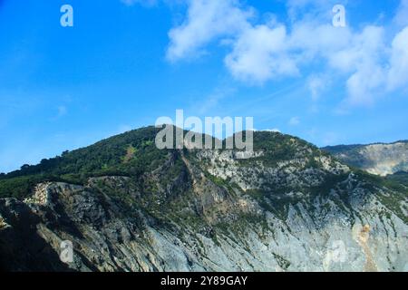 Wandhalterung mit blauem Himmel während des Tages Stockfoto