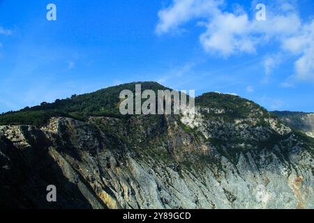 Wandhalterung mit blauem Himmel während des Tages Stockfoto