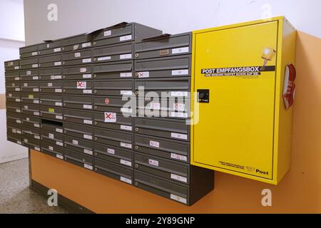 Wien, Österreich, 30.09.2024: Post-Empfangsbox der Österreichischen Post in einem Treppenhaus eines Wohnhauses neben normalen Briefkästen die Post Empfangsbox ermöglicht die Hinterlegung von Paketen, Briefen und Einschreibsendungen *** Wien, Österreich, 30 09 2024 Postempfangsbox im Treppenhaus eines Wohnhauses neben normalen Briefkästen die Post-Empfangsbox ermöglicht die Hinterlegung von Paketen, Briefen und Einschreiben Copyright: XdtsxNachrichtenagenturx dts 47958 Stockfoto