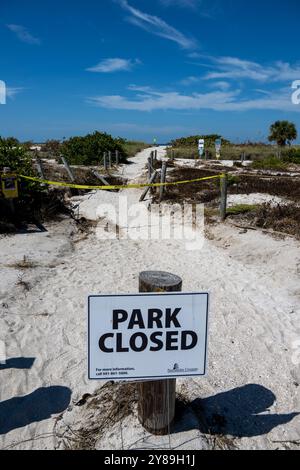 Venice Jetty North Beach schloss die Schilder nach Hurrikan Helene im September 2024 Stockfoto