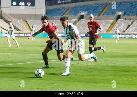 Nikosia, Zypern. Oktober 2024. LOIZOS LOIZOU von Omonoia FC versucht am 3. Oktober 2024, den Ball in Nicosia, Zypern, zu zentrieren. Omonoia FC spielt im GSP Stadium gegen Vikingur Reykjavik in der Ligaperiode des UEFA Conference League Wettbewerbs. (Foto: Kostas Pikoulas/SIPA USA). Quelle: SIPA USA/Alamy Live News Stockfoto