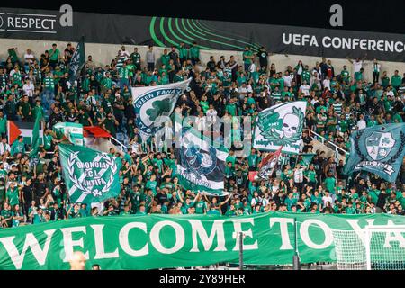 Nikosia, Zypern. Oktober 2024. Die Fans des Omonoia FC jubeln am 3. Oktober 2024 in Nicosia, Zypern. Omonoia FC spielt im GSP Stadium gegen Vikingur Reykjavik in der Ligaperiode des UEFA Conference League Wettbewerbs. (Foto: Kostas Pikoulas/SIPA USA). Quelle: SIPA USA/Alamy Live News Stockfoto