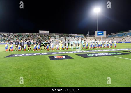 Nikosia, Zypern. Oktober 2024. Die beiden Teams, Nicosia, Zypern, werden vor dem Spiel am 3. Oktober 2024 gesehen. Omonoia FC spielt im GSP Stadium gegen Vikingur Reykjavik in der Ligaperiode des UEFA Conference League Wettbewerbs. (Foto: Kostas Pikoulas/SIPA USA). Quelle: SIPA USA/Alamy Live News Stockfoto