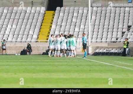 Nikosia, Zypern. Oktober 2024. Die Spieler des Omonoia FC feiern am 3. Oktober 2024 ihr erstes Tor, Nicosia, Zypern. Omonoia FC spielt im GSP Stadium gegen Vikingur Reykjavik in der Ligaperiode des UEFA Conference League Wettbewerbs. (Foto: Kostas Pikoulas/SIPA USA). Quelle: SIPA USA/Alamy Live News Stockfoto