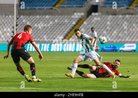 Nikosia, Zypern. Oktober 2024. MATEO MARIC von Omonoia FC und NIKOLAJ HANSEN von Vikingur Reykjavik treten am 3. Oktober 2024 um den Ball in Nicosia (Zypern) an. Omonoia FC spielt im GSP Stadium gegen Vikingur Reykjavik in der Ligaperiode des UEFA Conference League Wettbewerbs. (Foto: Kostas Pikoulas/SIPA USA). Quelle: SIPA USA/Alamy Live News Stockfoto