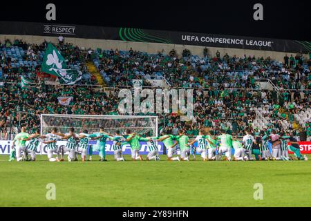 Nikosia, Zypern. Oktober 2024. Die Spieler des Omonoia FC feiern ihren Sieg mit ihren Fans nach dem Spiel Nicosia, Zypern, am 3. Oktober 2024. Omonoia FC spielt im GSP Stadium gegen Vikingur Reykjavik in der Ligaperiode des UEFA Conference League Wettbewerbs. (Foto: Kostas Pikoulas/SIPA USA). Quelle: SIPA USA/Alamy Live News Stockfoto