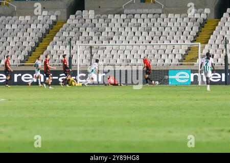 Nikosia, Zypern. Oktober 2024. ANDRONIKOS KAKOULLI von Omonoia FC erzielte am 3. Oktober 2024 das zweite Tor für Omonoia FC, Nicosia, Zypern. Omonoia FC spielt im GSP Stadium gegen Vikingur Reykjavik in der Ligaperiode des UEFA Conference League Wettbewerbs. (Foto: Kostas Pikoulas/SIPA USA). Quelle: SIPA USA/Alamy Live News Stockfoto